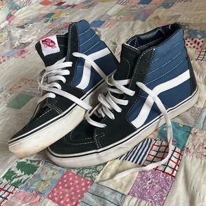 Van’s High-Top Sneaks. M US9, W US10.5